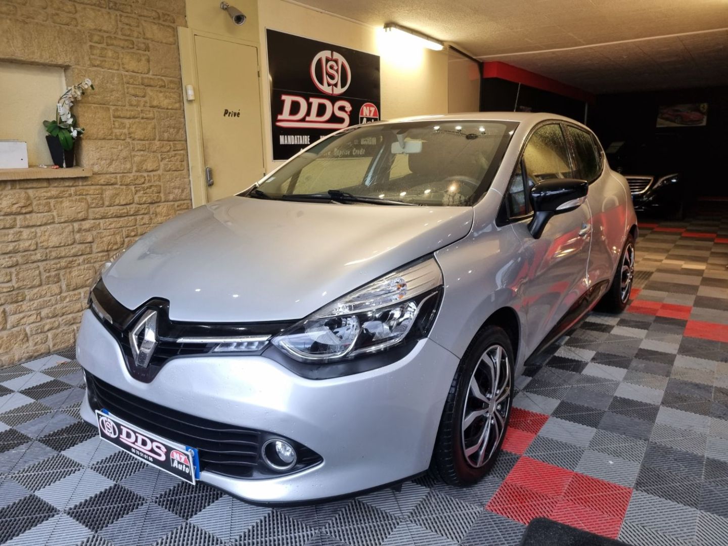 RENAULT CLIO IV - 5 PLACES GPS CLIM REGUL DISTRI VIDANGE NEUF !! (2014)